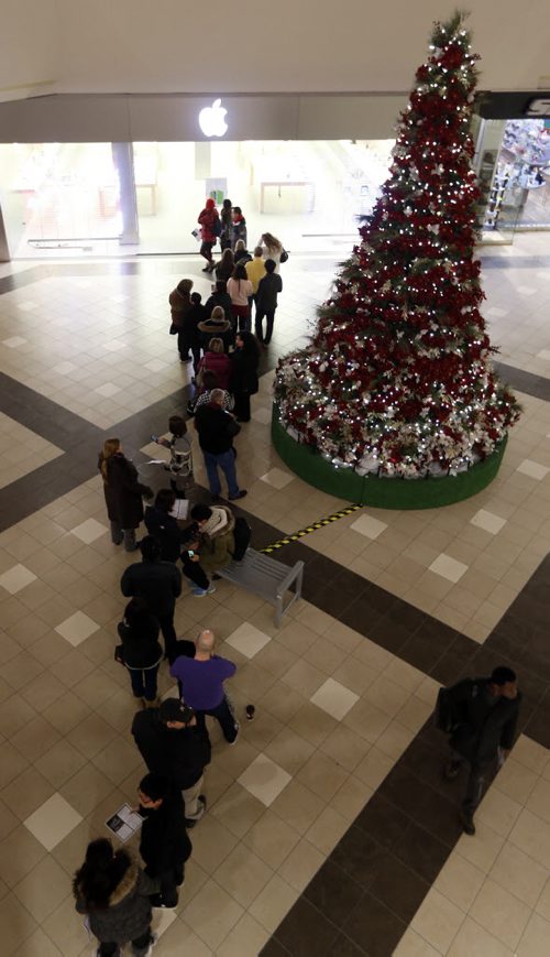 Black Friday  in WPG  kicked off with thousands of consumers heading for Polo Park Mall and the stores ringing the area  with some stores opening at 6and 7am Äì Nov. 29 2013 / KEN GIGLIOTTI / WINNIPEG FREE PRESS  OUR WINNIPEG Äì in photo dozens line up outside the Polo Park Apple  Store just before 7am