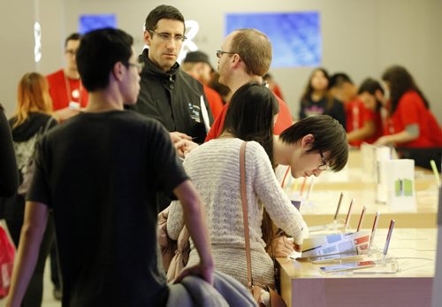 Black Friday  in WPG  kicked off with thousands of consumers heading for Polo Park Mall and the stores ringing the area  with some stores opening at 6and 7am Äì Nov. 29 2013 / KEN GIGLIOTTI / WINNIPEG FREE PRESS  OUR WINNIPEG - in photo the Polo Park Apple store did a brisk business at 7am