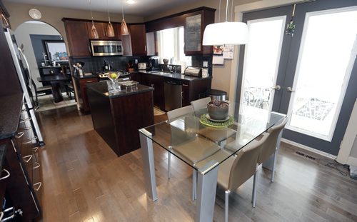 RE- Sale HOMES -  eating area , kitchen  ,14 Park Place East in Tuxedo / story Todd Lewys Dec . 3  2013  /  KEN GIGLIOTTI / WINNIPEG FREE PRESS