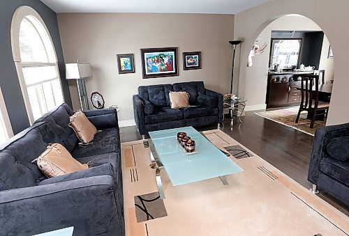 RE- Sale HOMES - living room  14 Park Place East in Tuxedo / story Todd Lewys Dec . 3  2013  /  KEN GIGLIOTTI / WINNIPEG FREE PRESS