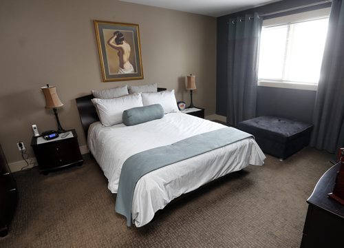 RE- Sale HOMES - master bedroom  14 Park Place East in Tuxedo / story Todd Lewys Dec . 3  2013  /  KEN GIGLIOTTI / WINNIPEG FREE PRESS