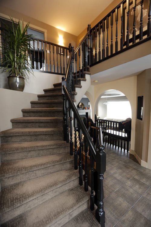 RE- Sale HOMES - stair case to 2nd floor 14 Park Place East in Tuxedo / story Todd Lewys Dec . 3  2013  /  KEN GIGLIOTTI / WINNIPEG FREE PRESS