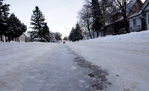 Ice ruts on Chalmers Ave. For Ice Ruts story  Wayne Glowacki / Winnipeg Free Press Dec.9 2013