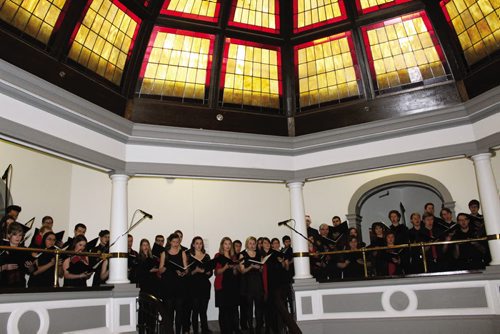 Canstar Community News The University of Manitoba's singers and Faculty of Music treated visitors to a Christmas concert Thursday afternoon in the campus' administrative building. (JORDAN THOMPSON)