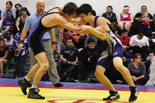 Canstar Community News Evan Gobeil (right) ties up with his opponent. (JORDAN THOMPSON)