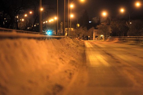 Snow piled up on the sides of St. Vital Bridge, south bound lane. BORIS MINKEVICH / WINNIPEG FREE PRESS  December 11, 2013
