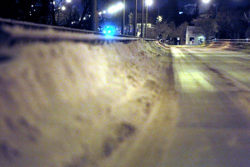 Snow piled up on the sides of St. Vital Bridge, south bound lane. BORIS MINKEVICH / WINNIPEG FREE PRESS  December 11, 2013