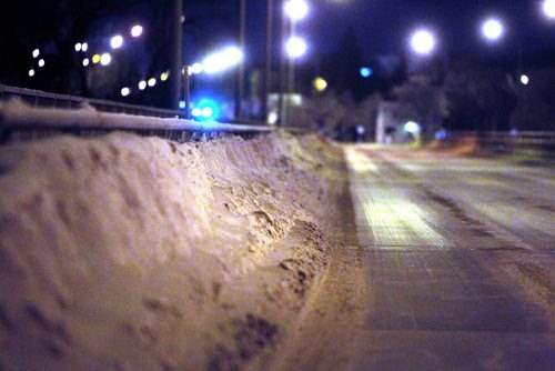 Snow piled up on the sides of St. Vital Bridge, south bound lane. BORIS MINKEVICH / WINNIPEG FREE PRESS  December 11, 2013