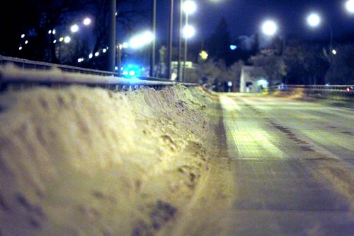 Snow piled up on the sides of St. Vital Bridge, south bound lane. BORIS MINKEVICH / WINNIPEG FREE PRESS  December 11, 2013