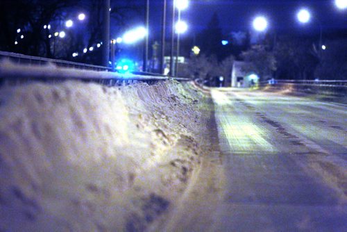 Snow piled up on the sides of St. Vital Bridge, south bound lane. BORIS MINKEVICH / WINNIPEG FREE PRESS  December 11, 2013