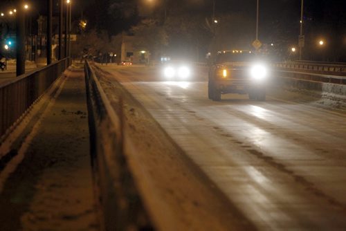 Snow piled up on the sides of St. Vital Bridge, south bound lane. BORIS MINKEVICH / WINNIPEG FREE PRESS  December 11, 2013