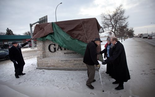 Mayor Sam Katz welcomes dignitaries to unveil a "Welcome to Fort Gary sign Friday afternoon on Pembina Highway. See story. December 13, 2013 - (Phl Hossack / Winnipeg Free Press)