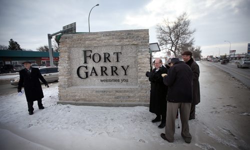 Mayor Sam Katz welcomes dignitaries to unveil a "Welcome to Fort Garry sign Friday afternoon on Pembina Highway. See story. December 13, 2013 - (Phl Hossack / Winnipeg Free Press)