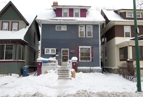 The house (centre) at 273 Evanson St. where many cats were found. With story Wayne Glowacki / Winnipeg Free Press Dec.13. 2013