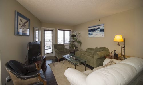 131219 Winipeg - DAVID LIPNOWSKI / WINNIPEG FREE PRESS (December 19, 2013)   453-230 Fairhaven Road Condo for Homes Section