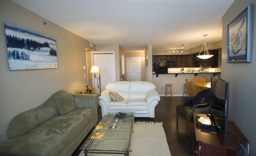 131219 Winipeg - DAVID LIPNOWSKI / WINNIPEG FREE PRESS (December 19, 2013)   453-230 Fairhaven Road Condo for Homes Section