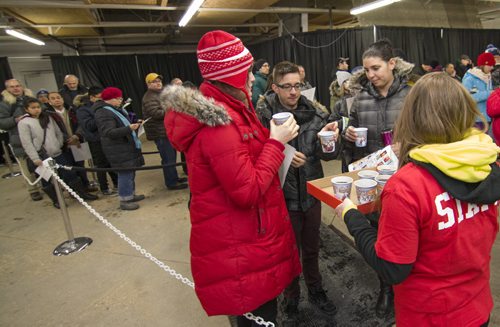 131226 Winipeg - DAVID LIPNOWSKI / WINNIPEG FREE PRESS (December 26, 2013)  Staff hand out hot coffee and cookies to customers as they wait for the doors to open at Advance electronics Thursday morning on Boxing Day.