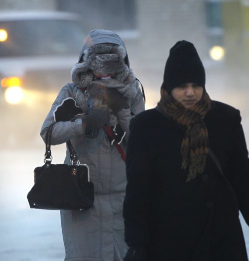Frigid temperatures Monday morning had pedestrians bundled up on Portage Ave.  . For weather story Wayne Glowacki / Winnipeg Free Press Dec.30. 2013