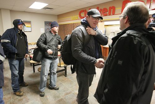 December 31, 2013 - 131231  -  Manitoba Hydro workers are greeted by Winnipeg employees as they arrive back in Winnipeg Tuesday, December 31, 2013 after helping to restore power in Toronto after an ice storm.  John Woods / Winnipeg Free Press