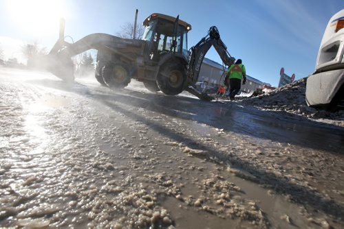 Crews work to repair a  major water main break  on Jefferson. Jan 01, 2014 Ruth Bonneville / Winnipeg Free Press