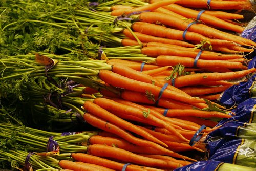 carrots - Monday Life Front , healthy produce ,for story by Shamona Harnett JAN. 3 2014 / KEN GIGLIOTTI / WINNIPEG FREE PRESS