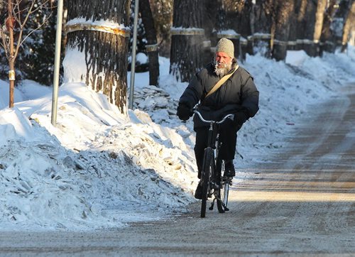 A cyclist makes his way along Arlington Street Sunday morning while temperatures hovered around -37C with a windchill of -51C.  140105 January 5, 2014 Mike Deal / Winnipeg Free Press