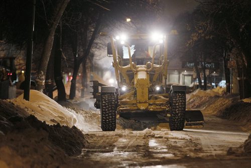 January 5, 2014 - 140105  -  Snow plow crews clear McGee St Sunday, January 5, 2014. John Woods / Winnipeg Free Press