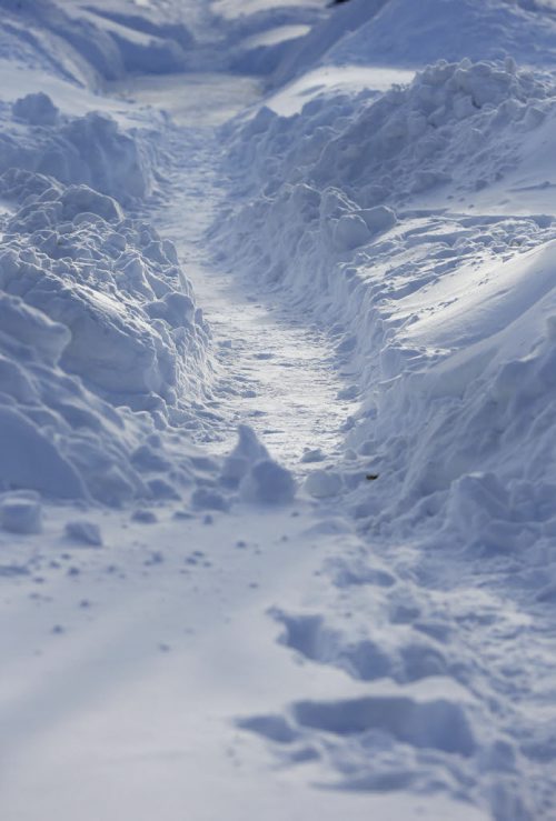 A Fierce & Gentle Cold Äì saturday picture page project , partly shovelled partly tramped path over a snow covered sidewalk  JAN. 7 2014 / KEN GIGLIOTTI / WINNIPEG FREE PRESS