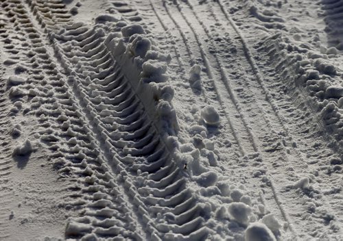 A Fierce & Gentle Cold Äì saturday picture page project , tire tracks in the snow - JAN. 7 2014 / KEN GIGLIOTTI / WINNIPEG FREE PRESS