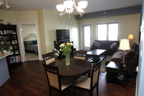 Homes. The dining area and livingroom in the condo in Legend at Creek Bend Condominiums, 1205 St. Annes Road. The is realtor Laura Fouad. Todd Lewys  story.Wayne Glowacki / Winnipeg Free Press Jan.7  2014