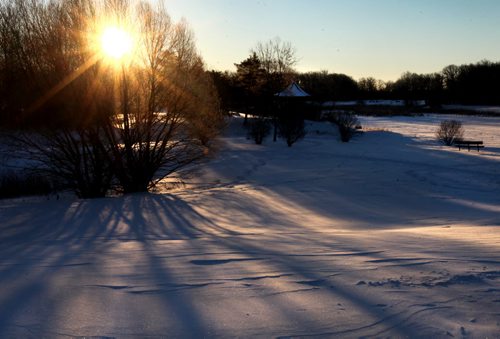 Morning sun rises over the snow covered hills in Kings Park Wednesday morning under sun skies. Standup. Jan 08, 2014 Ruth Bonneville / Winnipeg Free Press