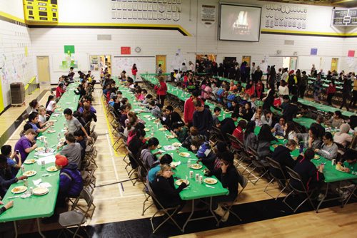 Canstar Community News Arthur A. Leach School's holiday feast. (JORDAN THOMPSON)