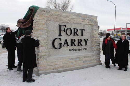 Canstar Community News Mayor Sam Katz, diginitaries and a handful of area residents braved the cold to attend the unveiling of the new "Fort Garry welcomes you" sign on Pembina Highway. (JORDAN THOMPSON)