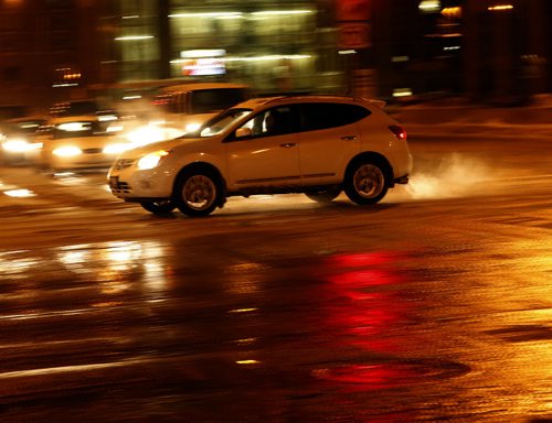 Stdup Äì Drivers  splash through wet conditions on Portage Ave . Warmer and wet , Wpg is expecting a high of -4  , current morning temp is -9 , the drive in to work will be wet as the streets have been salted .  JAN. 10 2014 / KEN GIGLIOTTI / WINNIPEG FREE PRESS