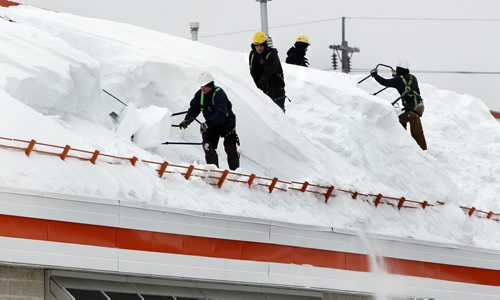 On the mild Friday afternoon workers clear off the snow accumulated on the roof of The Home Depot store on Empress St., Friday night has just isolated flurries in the forecast and Saturday a high of-6C .  Weather story  Wayne Glowacki / Winnipeg Free Press Jan.10  2014