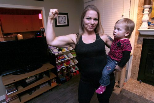 Kelly Zelinsky has lost more than 115 pounds in less than a year- she is with her 1 year old daughter Breilla See Shamona Harnett story- Jan 10 , 2014   (JOE BRYKSA / WINNIPEG FREE PRESS)