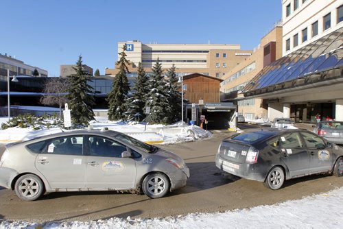 Taxi cabs in front of Health Science Centre.  Hospital. BORIS MINKEVICH / WINNIPEG FREE PRESS January 13, 2014