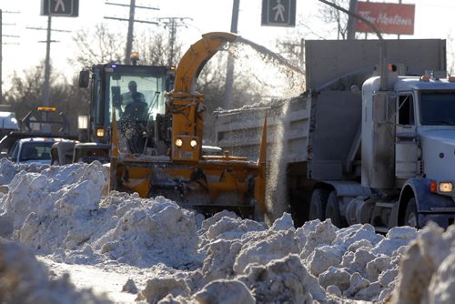 Snow removal crews on north Main Street. BORIS MINKEVICH / WINNIPEG FREE PRESS January 13, 2014