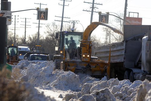 Snow removal crews on north Main Street. BORIS MINKEVICH / WINNIPEG FREE PRESS January 13, 2014