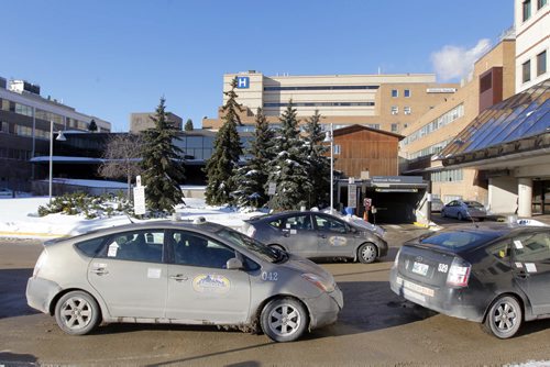 Taxi cabs in front of Health Science Centre.  Hospital. BORIS MINKEVICH / WINNIPEG FREE PRESS January 13, 2014