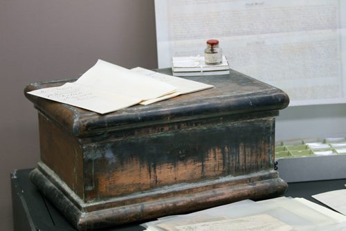 Casket that was opened which contained items from the early beginnings of Winnipeg as a city- See Randy Turner story- January 16, 2014   (JOE BRYKSA / WINNIPEG FREE PRESS)