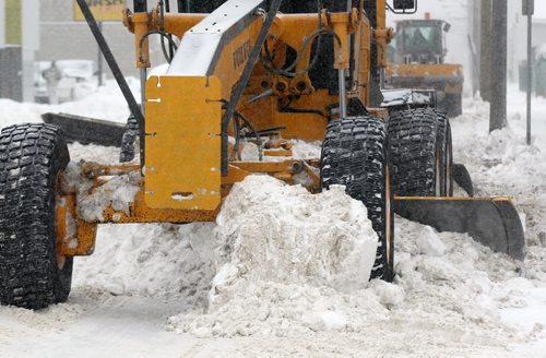 Massive snow clearing effort on Wall/Erin Sts today with heavy snow removal equipment  See weekend package- Jan 21, 2014   (JOE BRYKSA / WINNIPEG FREE PRESS)