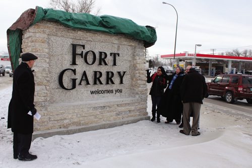 Canstar Community News Mayor Sam Katz, diginitaries and a handful of area residents braved the cold to attend the unveiling of the new "Fort Garry welcomes you" sign on Pembina Highway. (JORDAN THOMPSON)