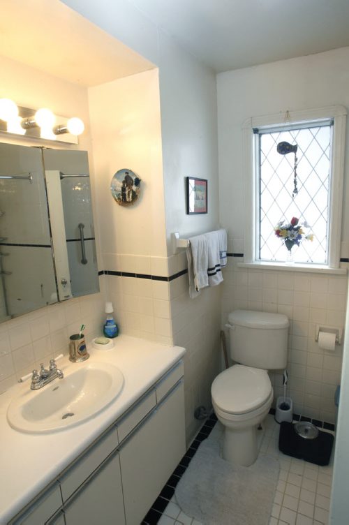 Homes. The main floor bathroom in the house at  260 Winchester Street, the realtor is Derek Daneault of the Greg Michie Team.  Wayne Glowacki / Winnipeg Free Press Feb.6   2014