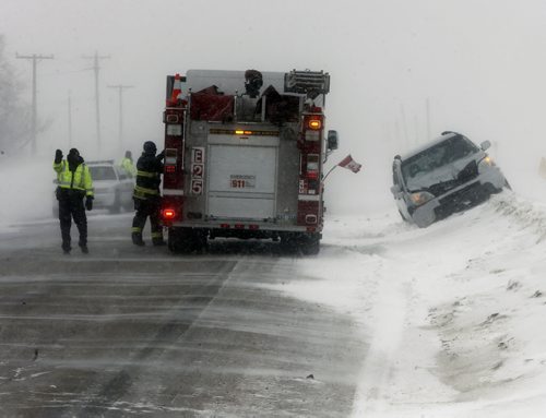 STDUP MVC , Wpg Police Service members direct traffic around a two car MVC on Dugald Rd. near  Ravenhurst  St. in white out blowing snow and drifting conditions, there were no serious injuries , FEB. 11 2014 / KEN GIGLIOTTI / WINNIPEG FREE PRESS