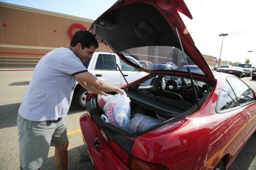 John Woods / Winnipeg Free Press / June 16/07- 070616  - Carl martin loads his car after shopping at Target in Grand Forks June 16/07.   Martin is interested purchasing a car from the US.   The high Canadian dollar seems to be encouraging shoppers to head south for some bargains.