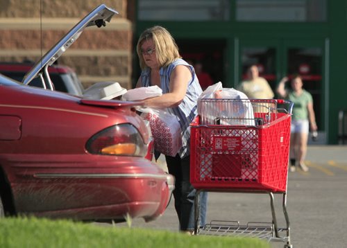 John Woods / Winnipeg Free Press / June 16/07- 070616  - A shopper loads her car at Target in Grand Forks June 16/07.  The high Canadian dollar seems to be encouraging shoppers to head south for some bargains.
