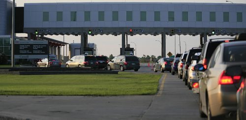 John Woods / Winnipeg Free Press / June 16/07- 070616  - Cars line up to enter Canada at the Emerson border June 16/07.  The high Canadian dollar seems to be encouraging shoppers to head south for some bargains.