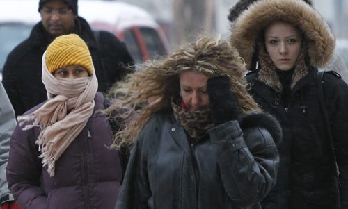 Pedestrians in downtown Winnipeg endure the cold winds blowing Wednesday morning. Wayne Glowacki/ Winnipeg Free Press Feb.26 2014