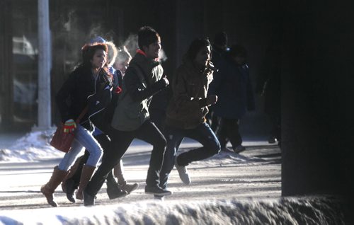 Winnipeger's race across Portage Ave at Vaughan to catch their bus in high winds and cold  temperatures Wednesday afternoon. Standup photo Ruth Bonneville / Winnipeg Free Press
